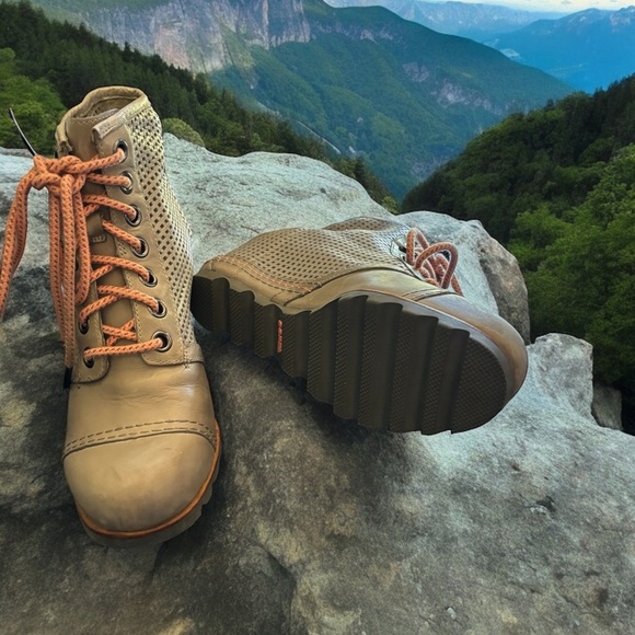 Sorel 1964 Premium Dove Wedge Booties. Size 9. Great Condition. - Picture 6 of 8